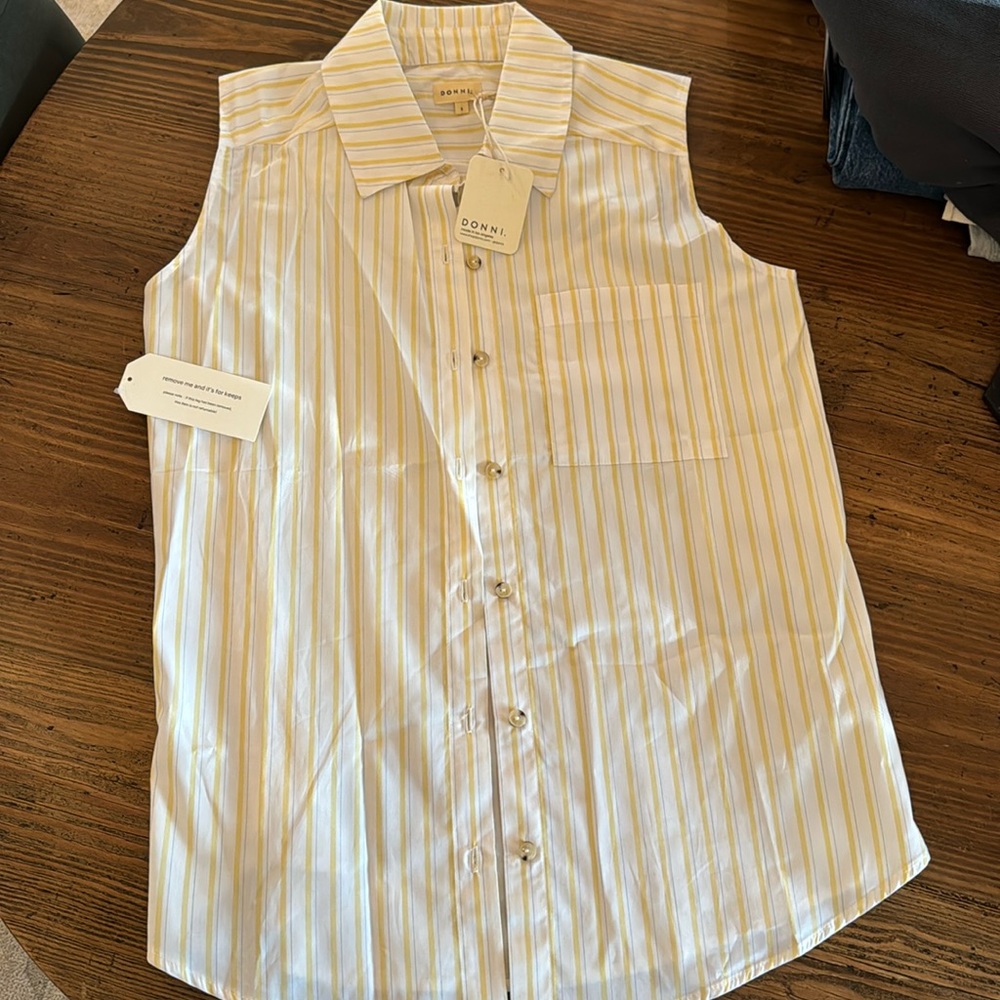 Donni sleeveless button up top